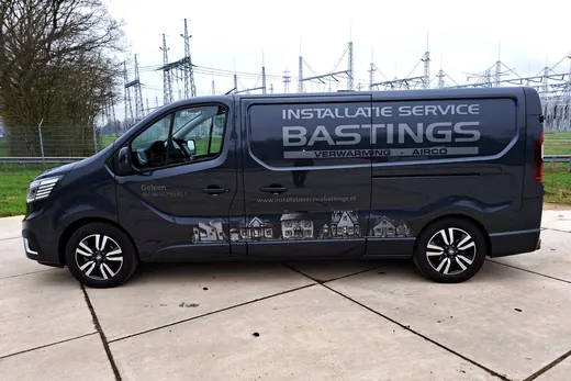 Bedrijfsbus van Installatie Service Bastings met het opschrift Verwarming en Airco
